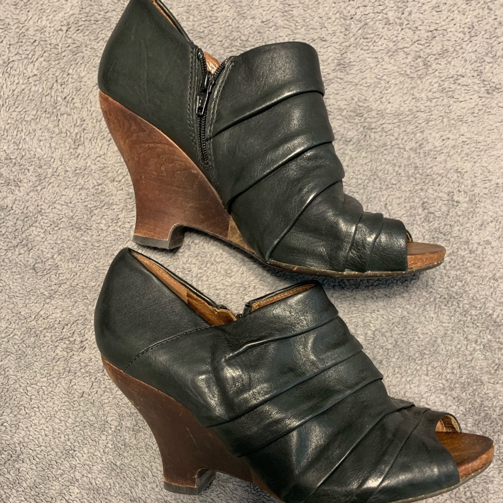 Leather wedge sandals